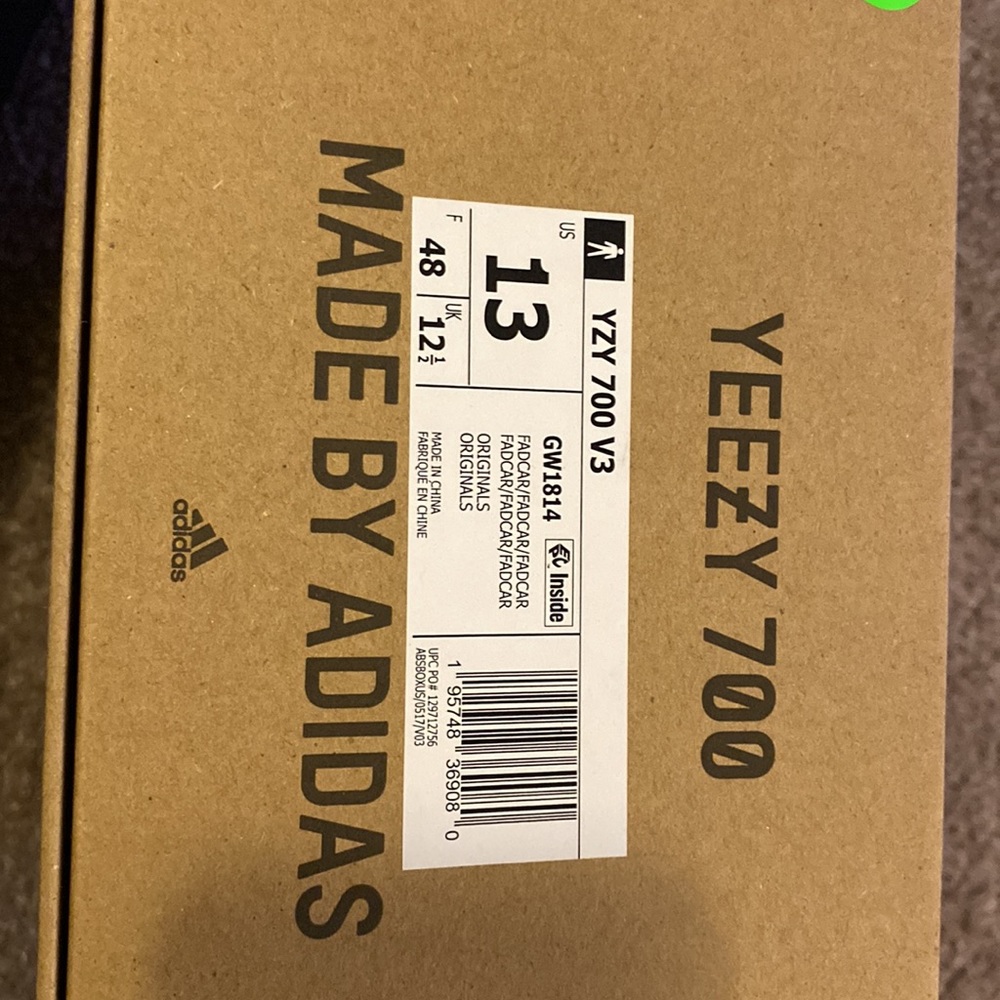 Yeezy 700 - Picture 7 of 7